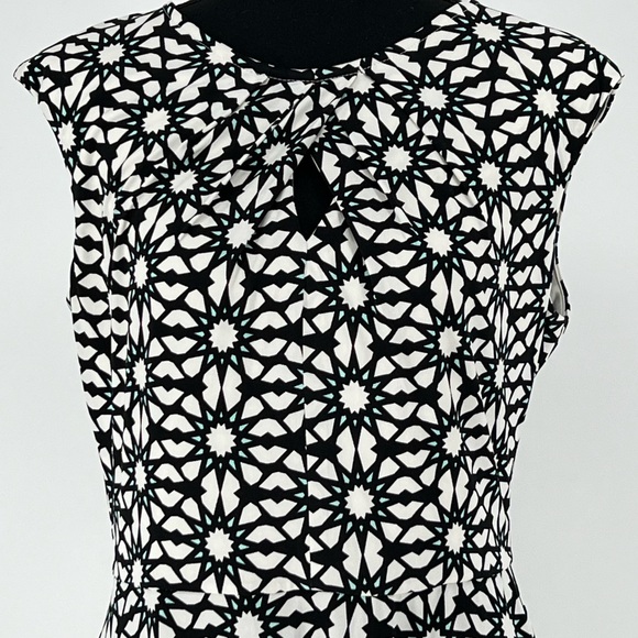 WISP GEOMETRIC KEYHOLE BODICE WHITE DRESS BLACK‎ DESIGN WITH BLUE ACCENT. - Picture 4 of 10